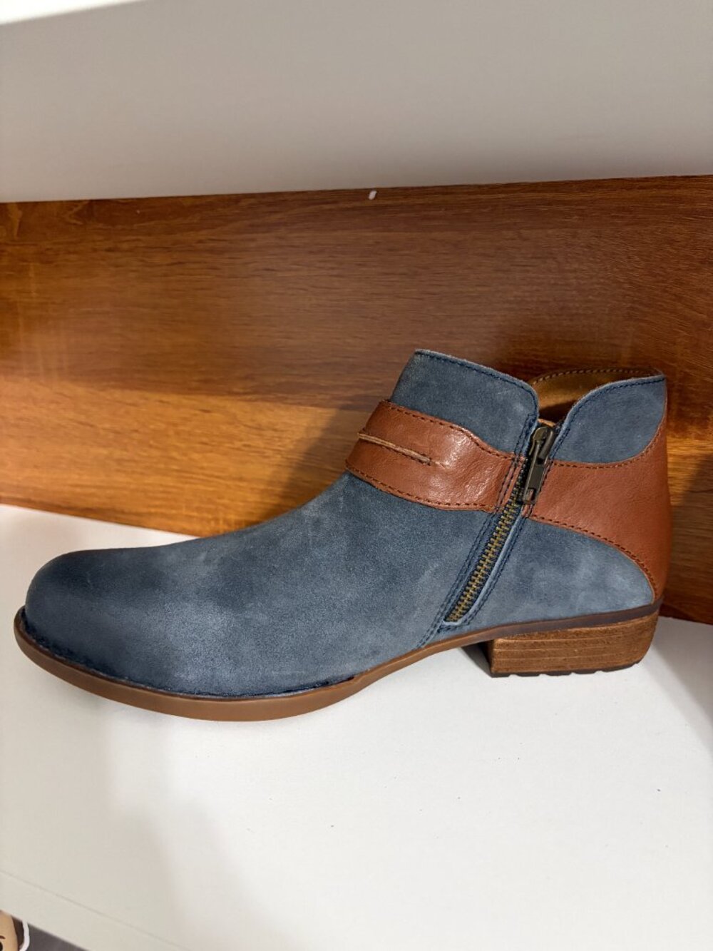 Born "Kati" ankle bootie in Dark Blue, size 10 - Picture 4 of 14